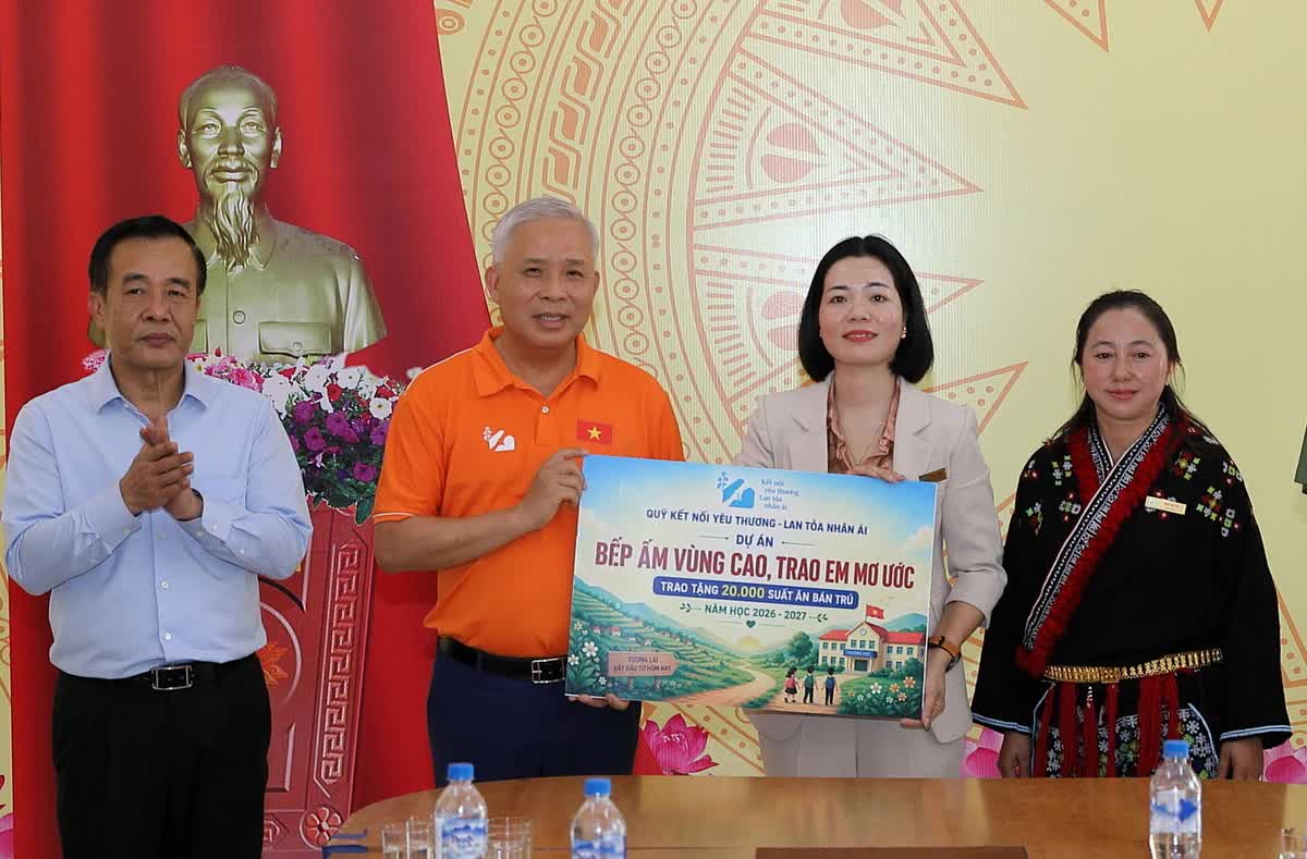 Bí thư Tỉnh ủy Thanh Hóa Lê Đức Thái và ông Ninh Quang Vinh, đại diện Quỹ kết nối yêu thương - Lan tỏa nhân ái trao 20.000 suất ăn bán trú cho Trường Mầm non Pù Nhi.