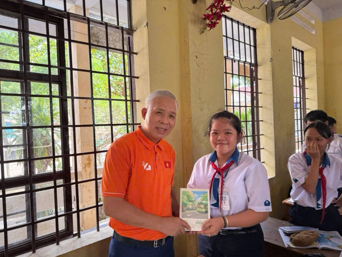 Ông Ninh Quang Vinh, đại diện Quỹ Kết nối yêu thương- Lan toả nhân ái đã giành nhiều tình cảm và sự quan tâm đặc biệt tới các em học sinh miền núi biên giới