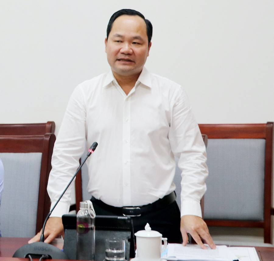 Ông Hoàng Quốc Việt - Giám đốc Sở Tài nguyên và Môi trường Nghệ An cho ý kiến về việc giao cơ quan thực hiện thủ tục đầu tư tại buổi làm việc 