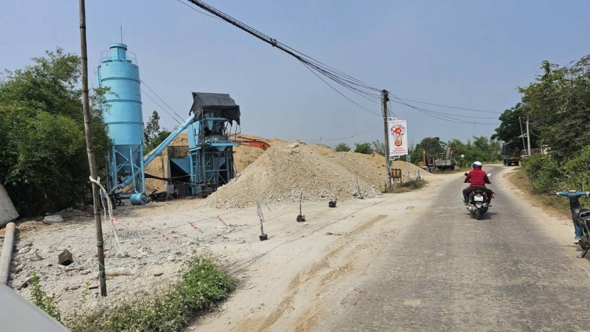 khó khăn về mặt bằng, biến động giá nhiên liệu và vật liệu xây dựng cũng tạo áp lực lớn đối với các nhà thầu.