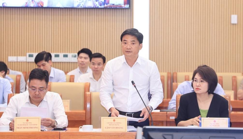 Ông Lâm Văn Hoàng - Chánh Văn phòng Bộ Xây dựng thông tin tại hội nghị (Ảnh: https://baoxaydung.vn)