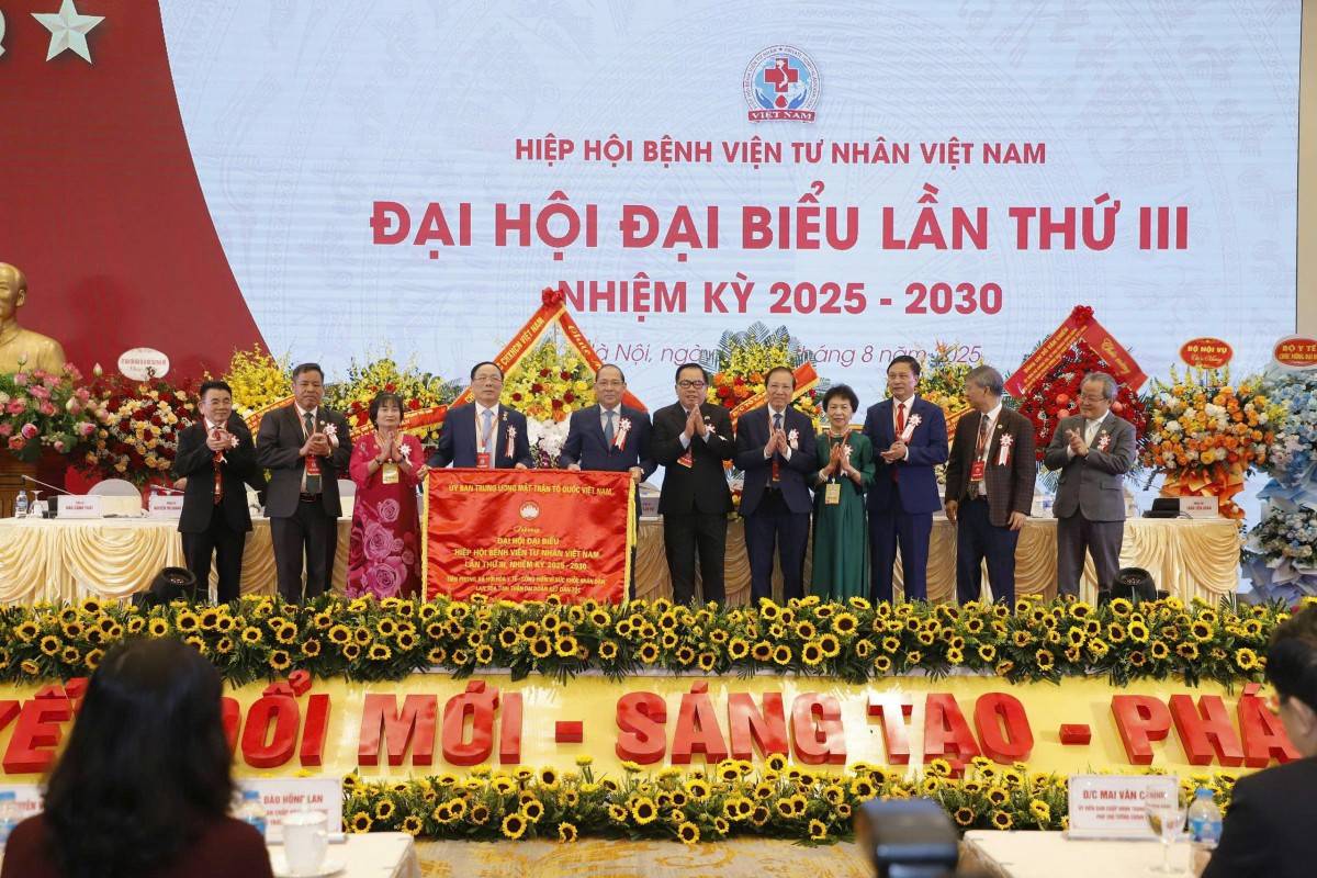 Thay mặt Ban Thường trực Ủy ban Trung ương MTTQ Việt Nam, Phó Chủ tịch Hoàng Công Thủy trao tặng Đại hội bức trướng mang dòng chữ “Tiên phong xã hội hóa y tế - Cống hiến vì sức khỏe nhân dân, lan tỏa tinh thần đại đoàn kết dân tộc”