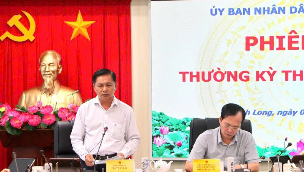 ồng chí Trần Văn Lâu, Ủy viên Ban chấp hành Trung ương Đảng, Bí thư Tỉnh ủy, Trưởng đoàn đại biểu Quốc hội tỉnh Vĩnh Long phát biểu tại cuộc họp.
