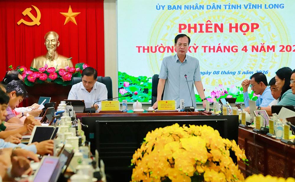 Chủ tịch UBND tỉnh phát biểu định hướng tại phiên họp.