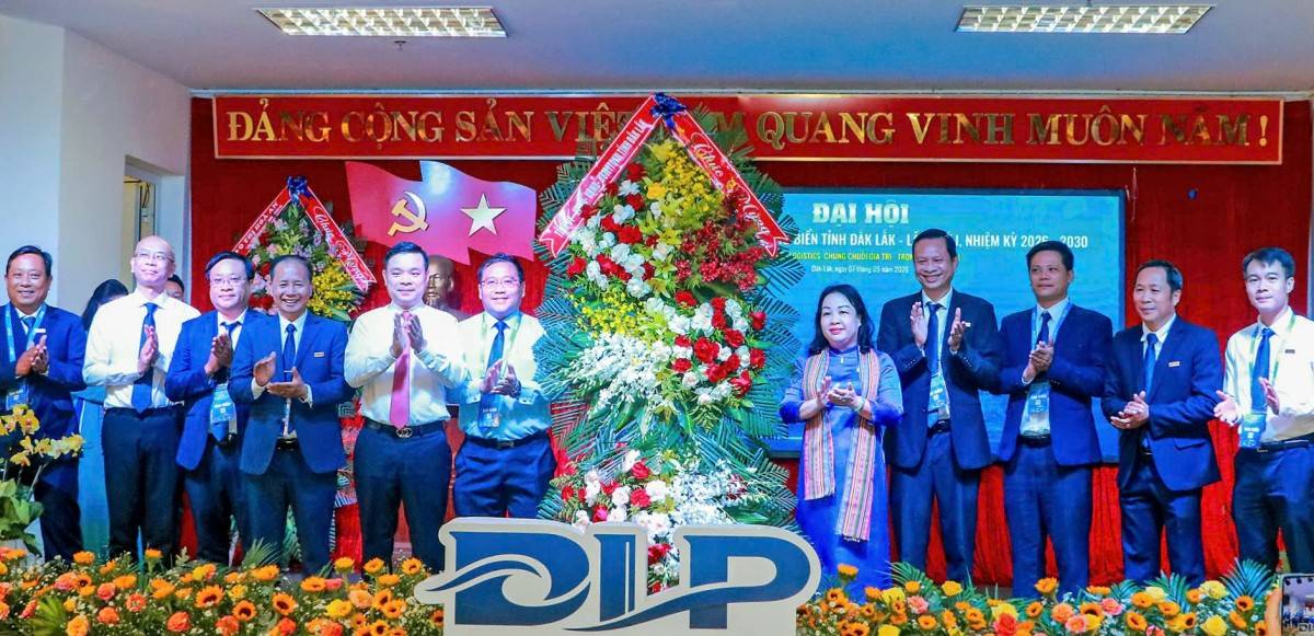 Lãnh đạo Tỉnh ủy, UBND tỉnh Đắk Lắk tặng hoa chúc mừng các thành viên trong Ban Chấp hành Hiệp hội Logistics và Cảng biển tỉnh Đắk Lắk lần thứ I, nhiệm kỳ 2026 - 2030.