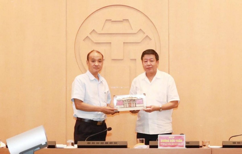 hó Chủ tịch UBND thành phố Lê Quang Nam tặng quà lưu niệm cho Phó Chủ tịch Thường trực UBND thành phố Hà Nội Dương Đức Tuấn