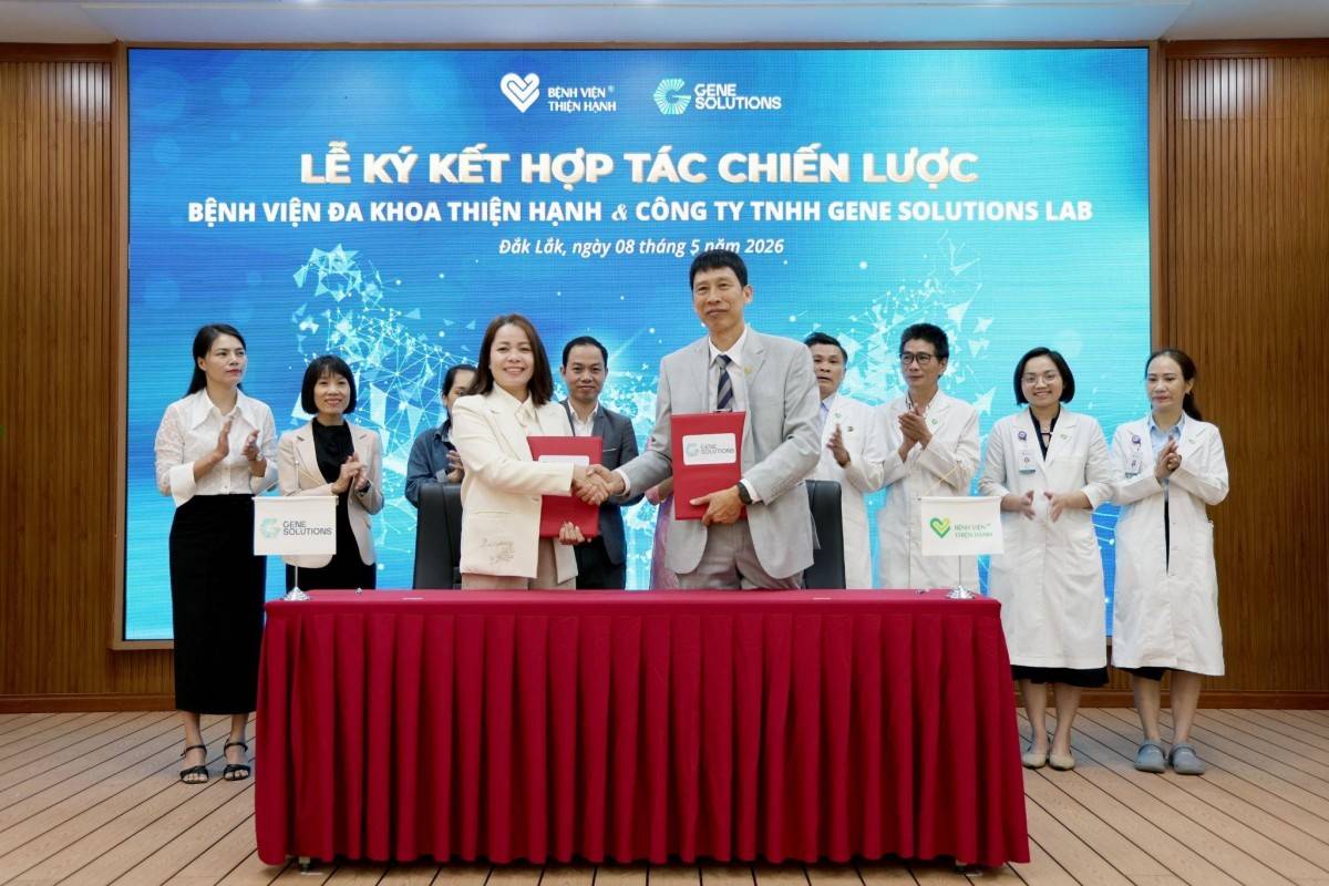 Đại diện lãnh đạo 2 đơn vị trao văn bản ký kết hợp tác.