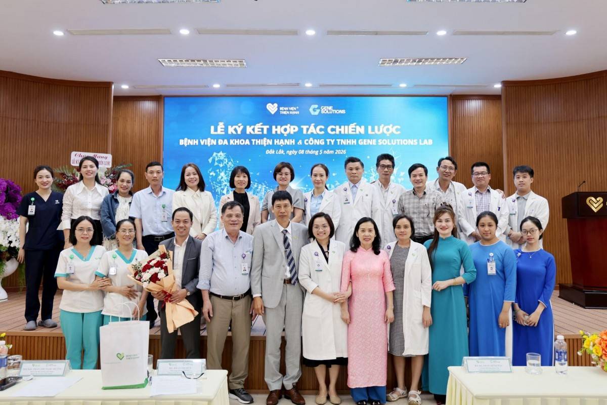 Đại diện lãnh đạo 2 đơn vị và các đại biểu chụp hình lưu niệm tại sự kiện ký kết hợp tác chiến lược