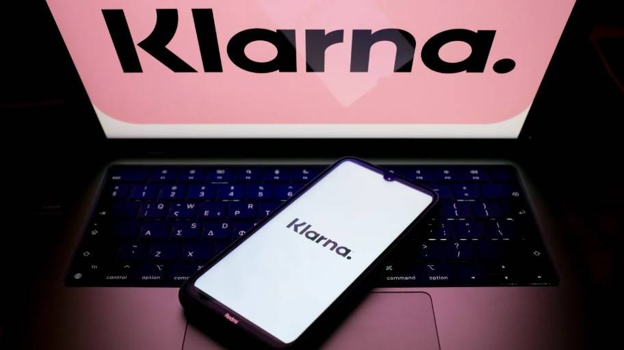 Klarna cho phép người dùng mua hàng ngay lập tức và hoãn thanh toán đến cuối tháng hoặc chia nhỏ khoản tiền thành các kỳ trả góp hàng tháng không lãi suất.