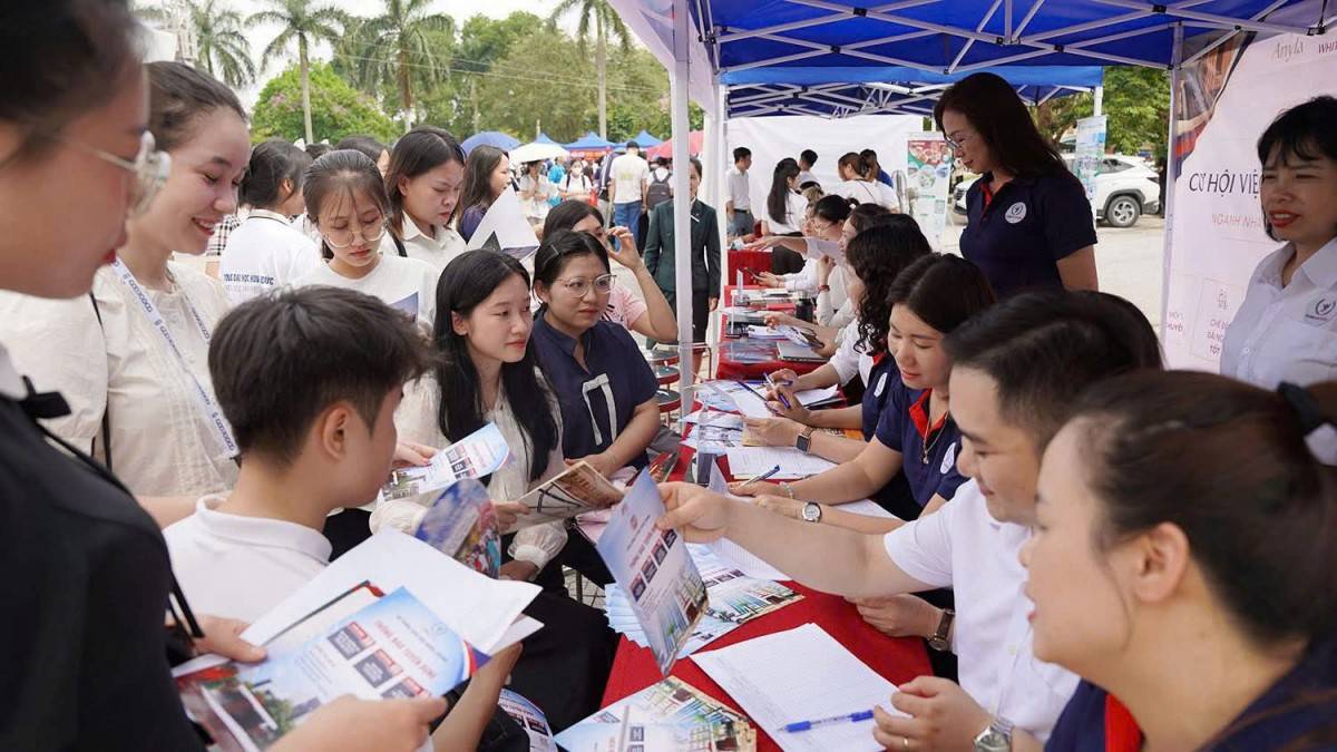 Các doanh nghiệp tư vấn việc làm, tuyển dụng tại các gian hàng.