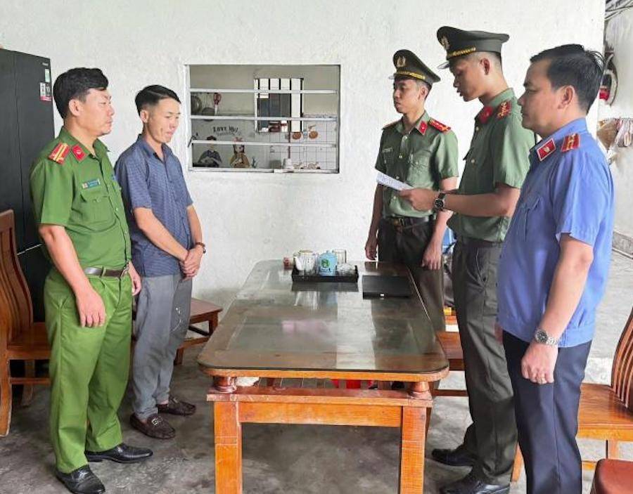 Lực lượng thi hành nhiệm vụ đọc Quyết định khởi tố bị can đối với Lê Đăng Liêu (SN 1985) - Giám đốc Công ty Cổ phần Hathaco