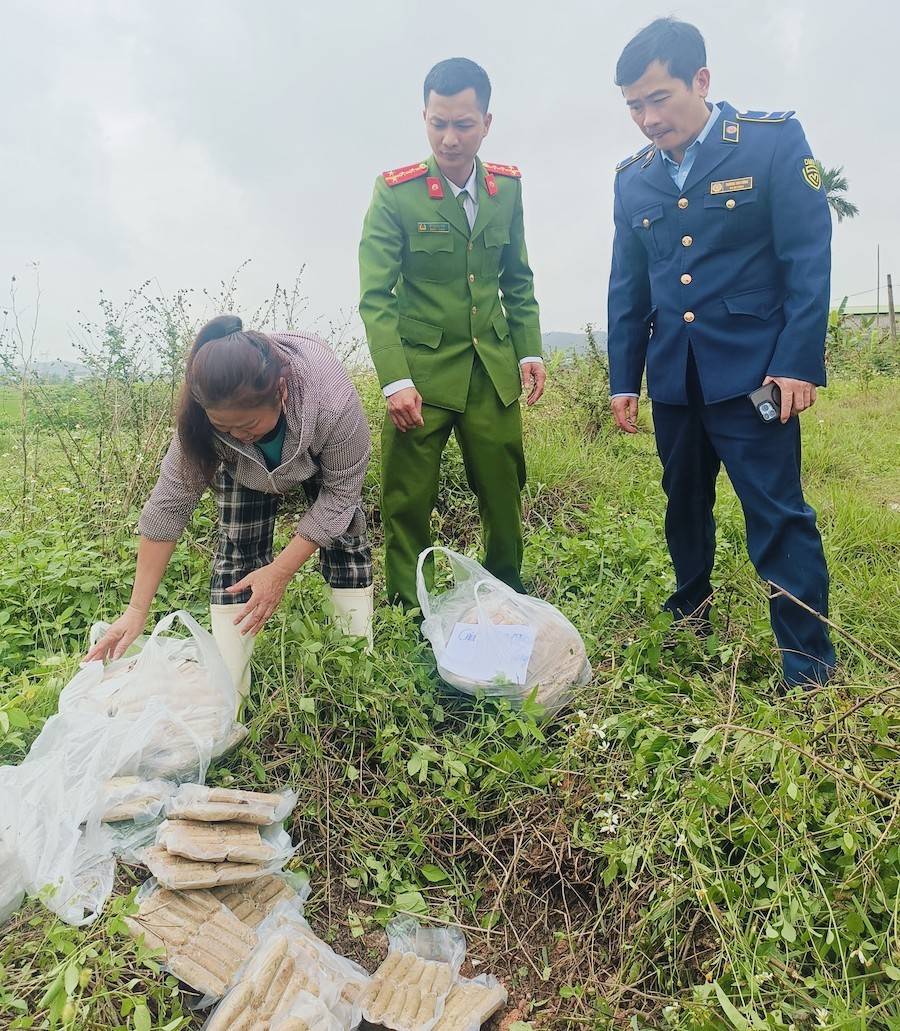 Lực lượng chức năng tiến hành tiêu huỷ số hàng hoá là thực phẩm vi phạm của Công ty TNHH xuất nhập khẩu thực phẩm Đức Phước Lộc