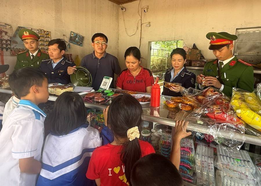 Lực lượng chức năng tiến hành kiểm tra 1 cơ sở kinh daonh gần khu vực trường học trên địa bàn xã Vân Tụ (Nghệ An)