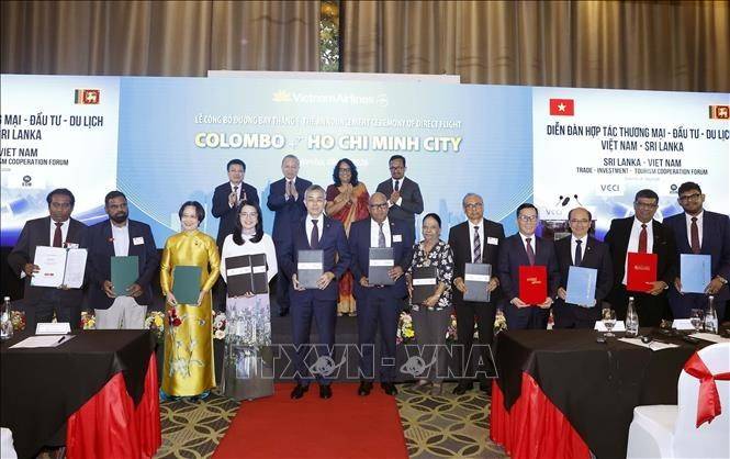 Tổng Bí thư, Chủ tịch nước Tô Lâm và Thủ tướng Sri Lanka Harini Amarasuriya chứng kiến lễ trao các văn kiện hợp tác giữa 2 nước. Ảnh: TTXVN.