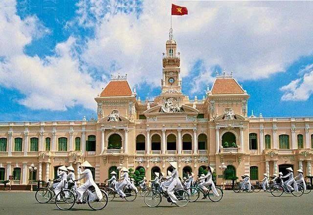 Tour trực thăng, phố đêm, khách MICE “kéo” du lịch TP. Hồ Chí Minh tăng trưởng bứt phá