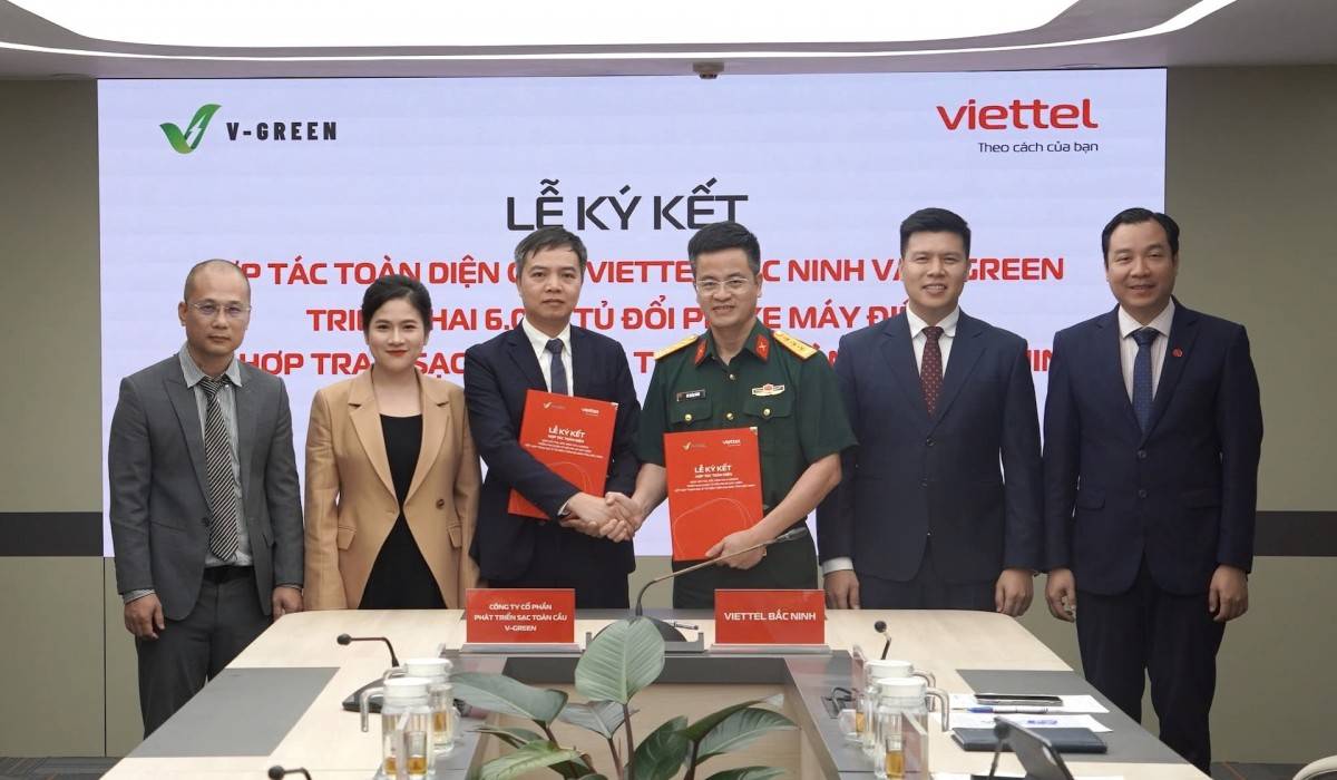 Đại diện V-Green và đại diện Viettel Bắc Ninh tại lễ ký kết