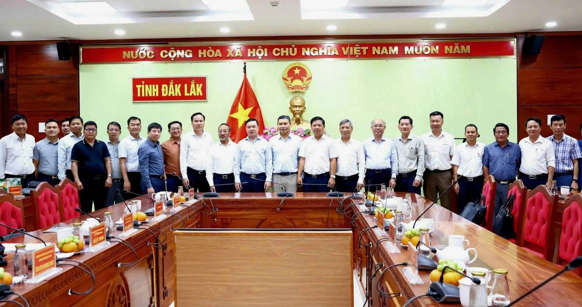 Các đại biểu chụp hình lưu niệm.
