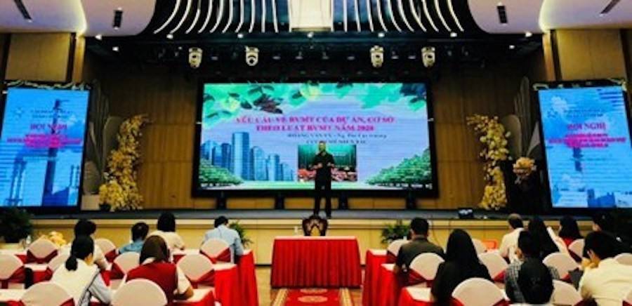120 đại biểu là lãnh đạo, cán bộ phụ trách công tác môi trường tại các doanh nghiệp tham gia Hội nghị tập huấn phổ biến các quy định pháp luật về bảo vệ môi trường