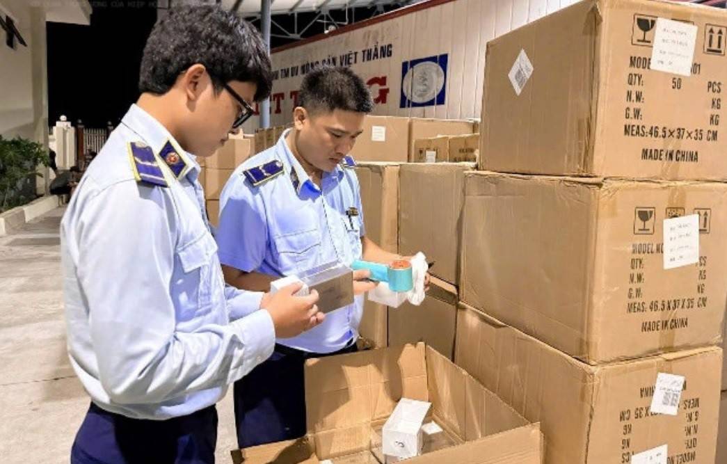 Cán bộ QLTT Đắk Lắk kiểm tra hàng hóa vi phạm.