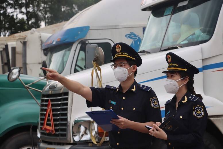 Triển khai quyết liệt chỉ đạo của Chính phủ về đấu tranh chống hàng giả và xâm phạm quyền sở hữu trí tuệ, lực lượng Hải quan đã đồng loạt tăng cường kiểm tra, kiểm soát tại các tuyến trọng điểm. Chỉ trong ngày đầu ra quân, nhiều lô mỹ phẩm, thời trang nghi giả mạo nhãn hiệu nổi tiếng đã bị phát hiện, tạm giữ để xác minh.