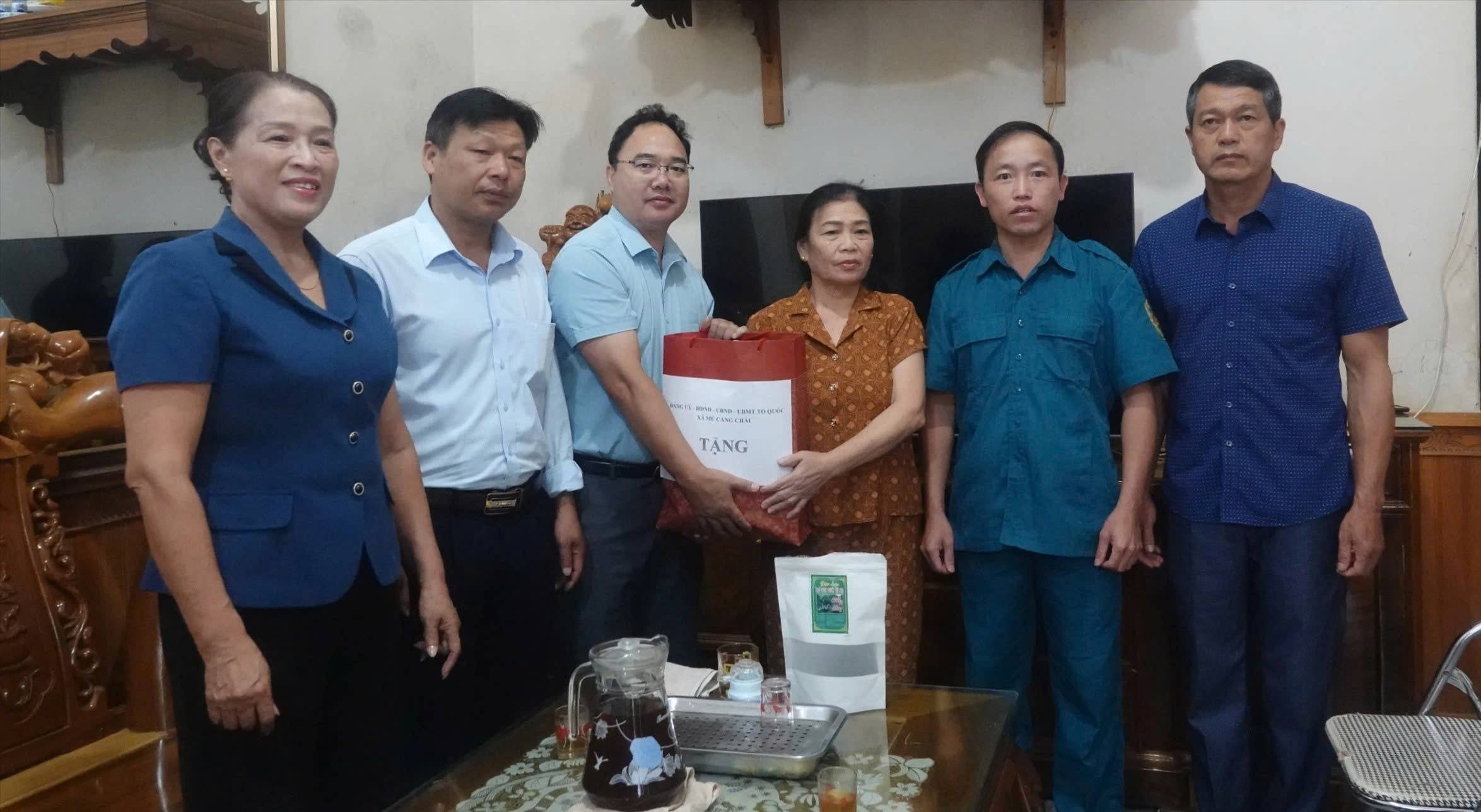 Ông Giàng A Câu – Bí thư Đảng ủy, Chủ tịch HĐND xã Mù Cang Chải thăm các gia đình người có công, gia đình chính sách