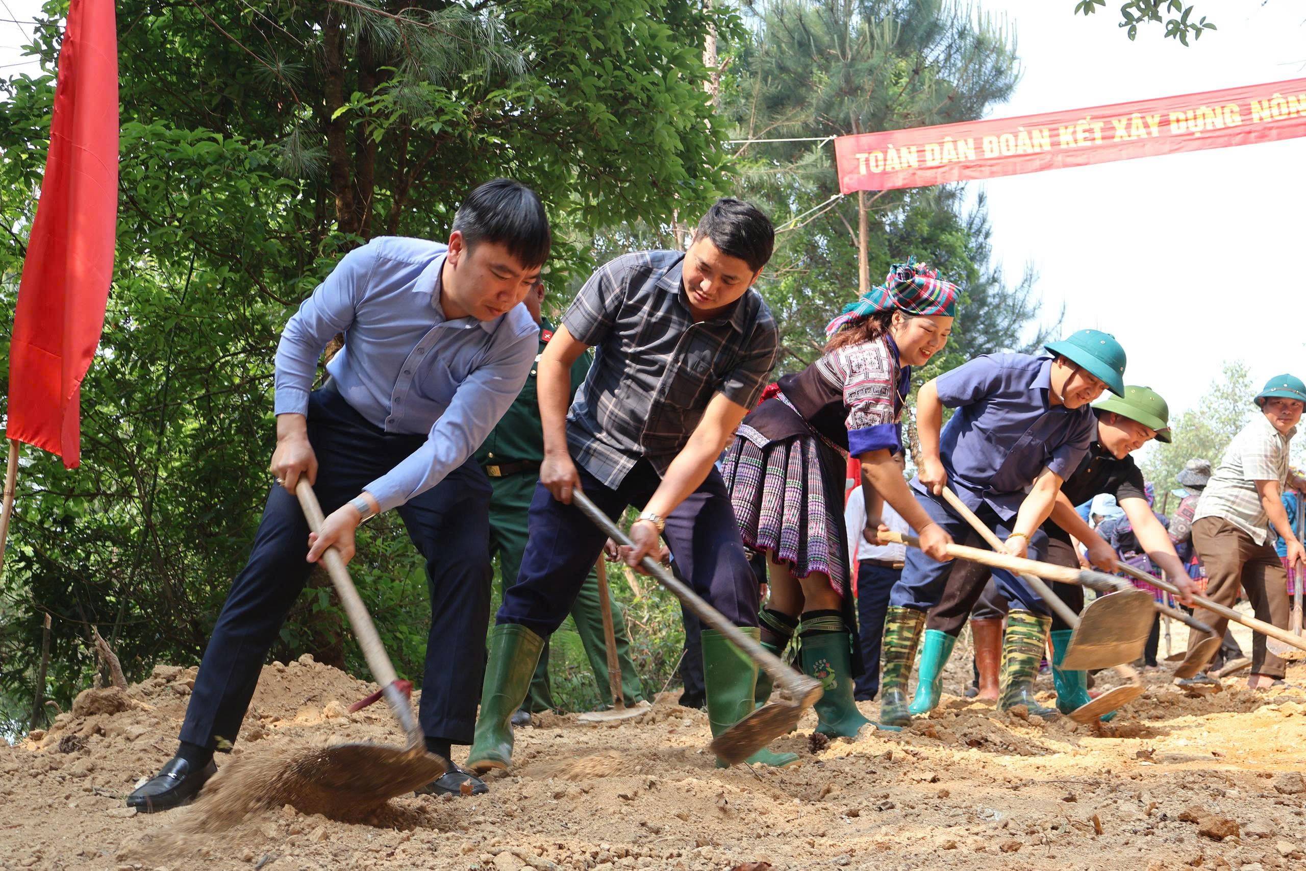 Giàng A Câu – Bí thư Đảng ủy, Chủ tịch HĐND xã Mù Cang Chải thăm các gia đình người có công, gia đình chính sách