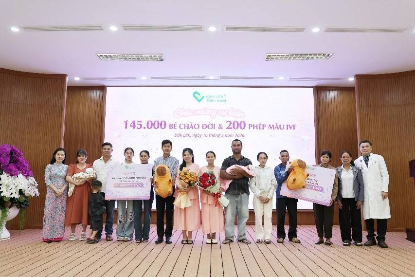 Đại diện Bệnh viện Thiện Hạnh trao quà cho gia đình em bé thứ 145.000 và em bé IVF thứ 200.