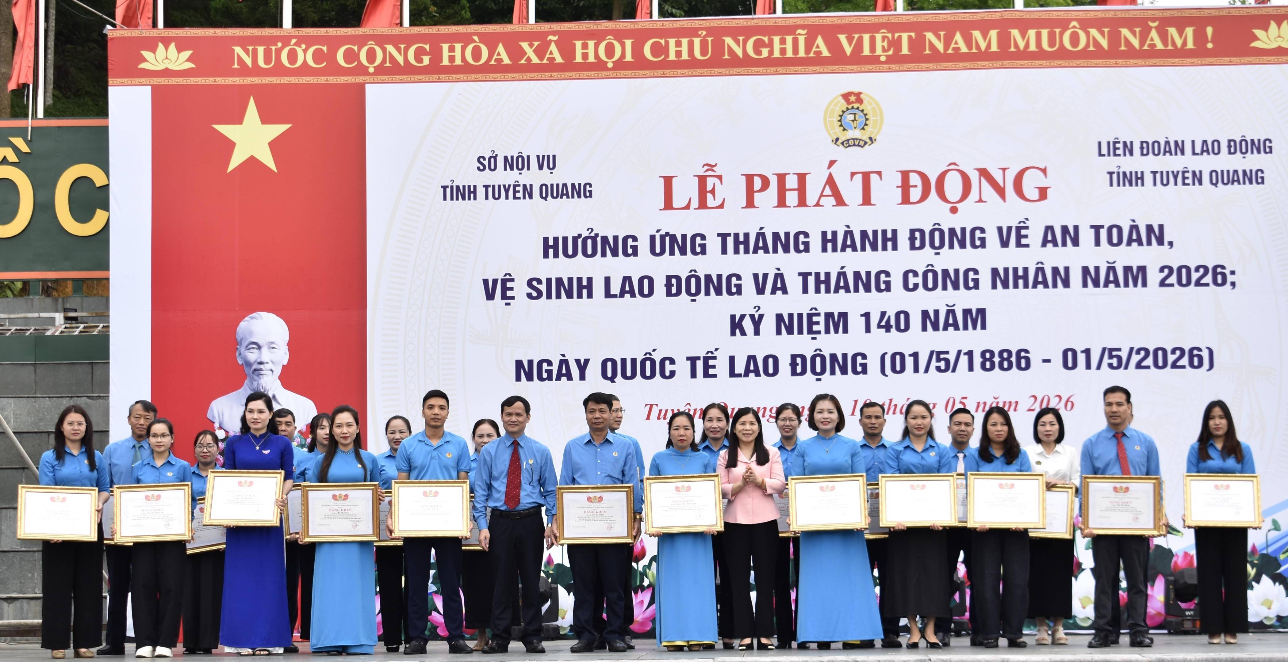 Phó Chủ tịch HĐND tỉnh Lê Thị Thanh Trà và lãnh đạo Ủy ban MTTQ tỉnh, LĐLĐ tỉnh trao Bằng khen của Chủ tịch LĐLĐ tỉnh cho Chủ tịch Công đoàn cơ sở xuất sắc.