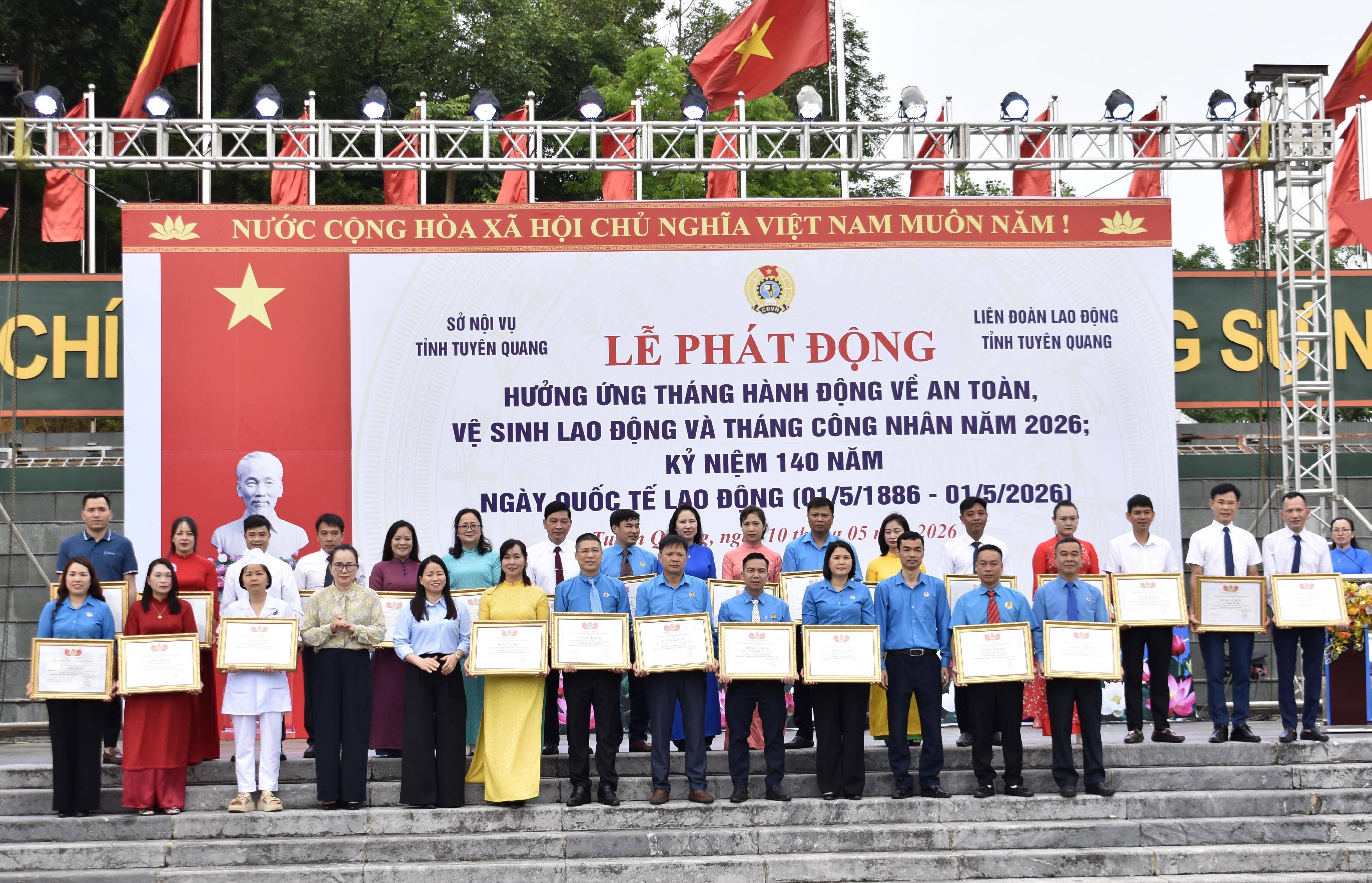 Các đại biểu trao Bằng khen cho 07 tập thể, 28 cá nhân có thành tích trong Học tập và làm theo tư tưởng, đạo đức, phong cách Hồ Chí Minh.