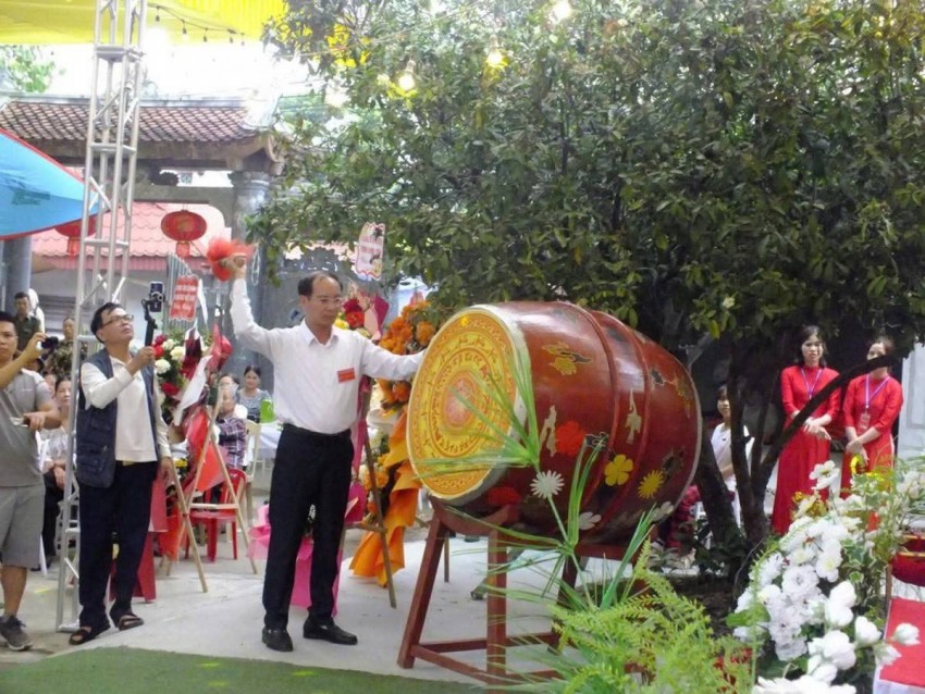Đồng chí Vũ Đức Tuấn – Phó Bí thư Đảng uỷ, Chủ tịch UBND phường đánh trống khai hội