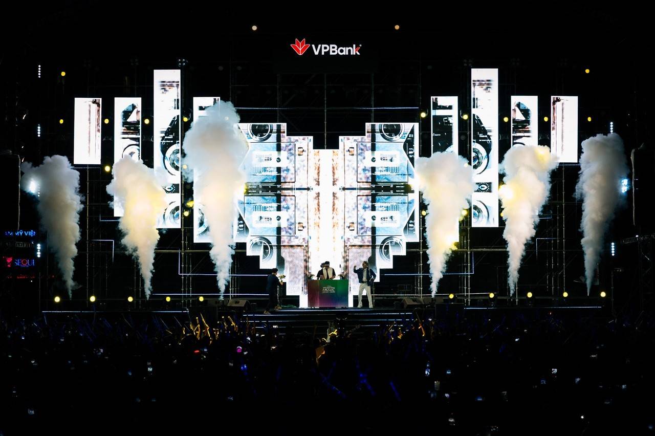 Đêm nhạc VPBank Prime’s Night với sự góp mặt của các nghệ sĩ hàng đầu hứa hẹn thổi bùng năng lượng, tiếp lửa tinh thần cho các vận động viên trước thềm ngày chạy chính thức 01/08/2026.