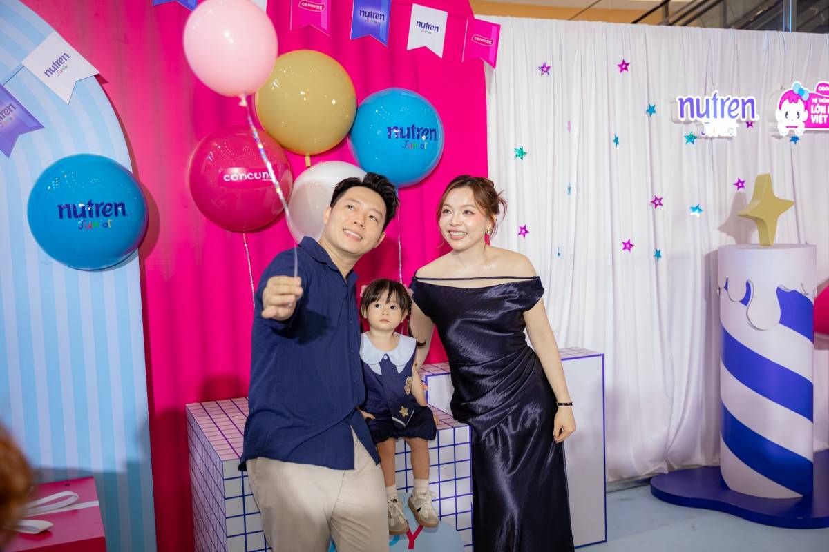 Gia đình KOL Trinh Phạm chụp hình cùng photobooth tại sự kiện