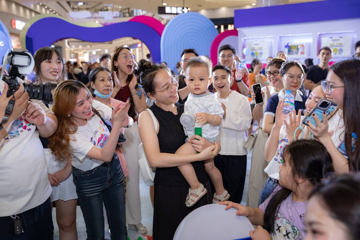 Phụ huynh hào hứng dẫn con của mình tham gia các hoạt động tại sự kiện