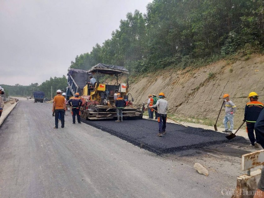Chủ đầu tư cùng các nhà thầu đang tăng ca, tăng kíp, tập trung tháo gỡ những “điểm nghẽn” về mặt bằng nhằm đưa công trình về đích trong năm 2026.