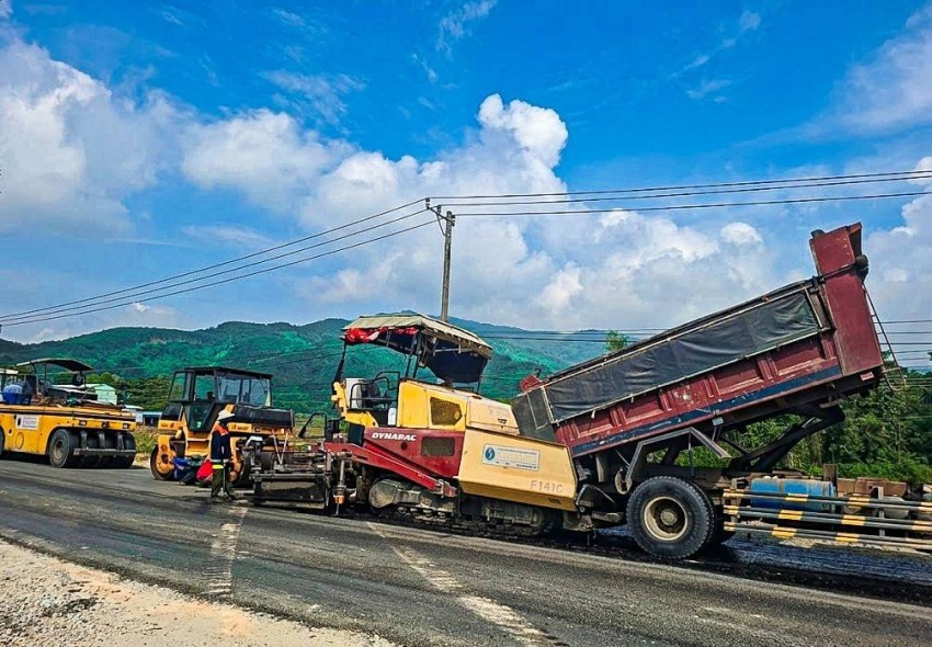 Những ngày này, trên nhiều đoạn tuyến của dự án, không khí thi công diễn ra khẩn trương, sôi động với các mũi thi công được huy động đồng loạt. Tranh thủ thời tiết thuận lợi, các nhà thầu tập trung đẩy nhanh tiến độ các hạng mục