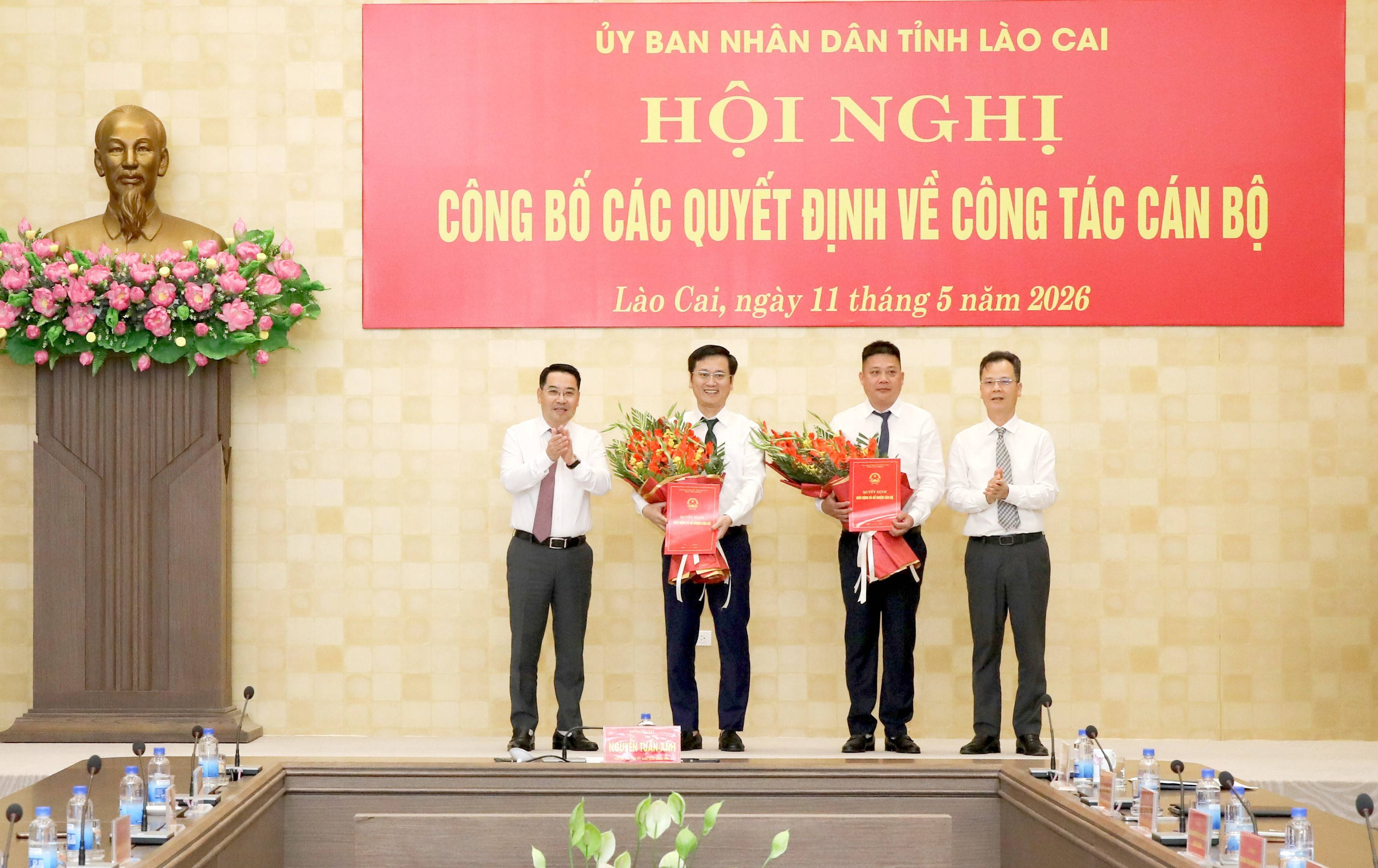 Chủ tịch UBND tỉnh Nguyễn Tuấn Anh và đồng chí Phó Chủ tịch UBND tỉnh Nguyễn Thành Sinh trao quyết định và tặng hoa chúc mừng đồng chí Trần Xuân Cường và Đinh Tiến Dũng