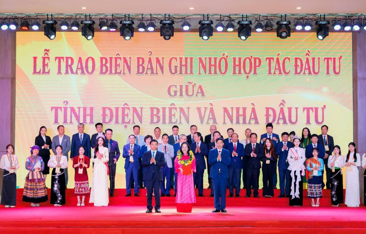 Đại diện Công ty Cổ phần Năng lượng VinEnergo nhận biên bản ghi nhớ hợp tác đầu tư tại Hội nghị Xúc tiến Đầu tư tỉnh Điện Biên năm 2026