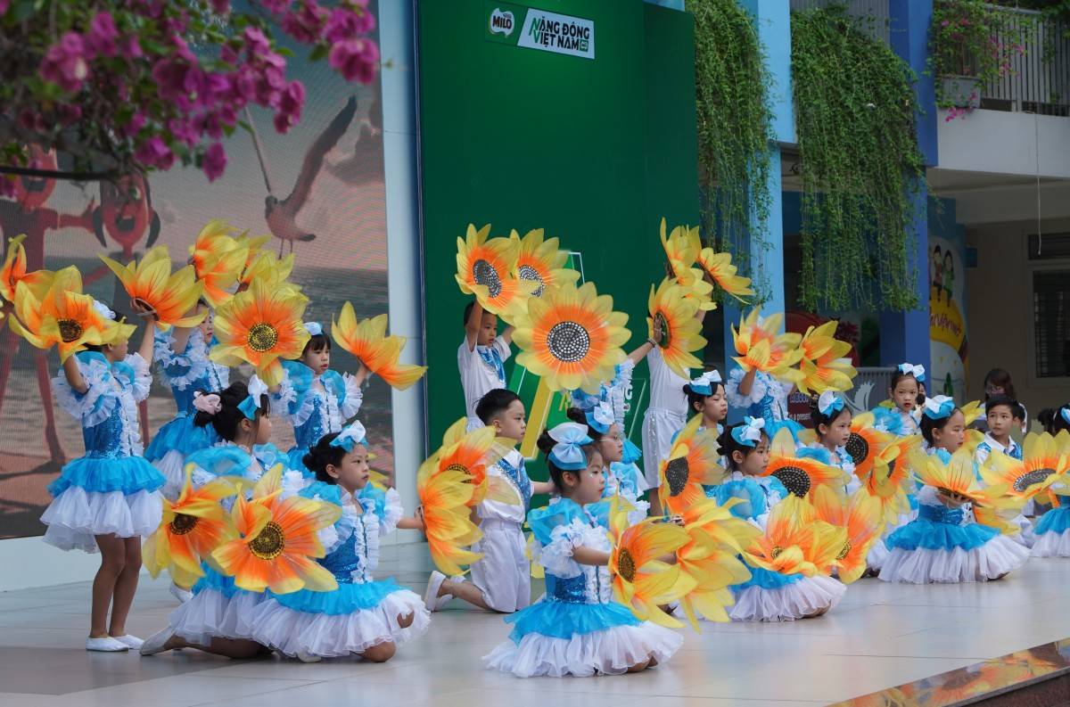 Các em nhỏ trình diễn tiết mục ca nhạc tại Lễ phát động cuộc thi