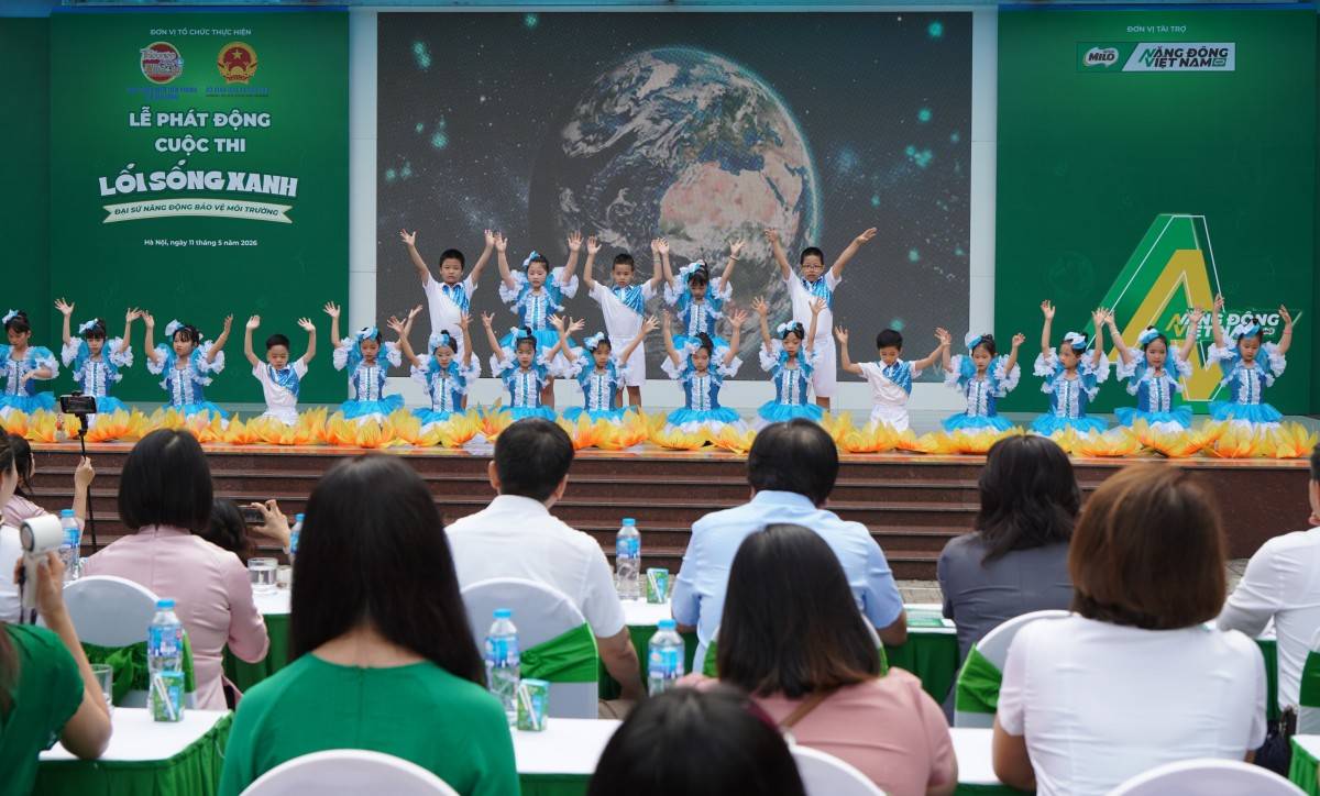 Lễ phát động cuộc thi “Lối sống xanh - Đại sứ năng động bảo vệ môi trường” diễn ra sáng 11/5 tại Trường Tiểu học Phương Mai (Hà Nội).