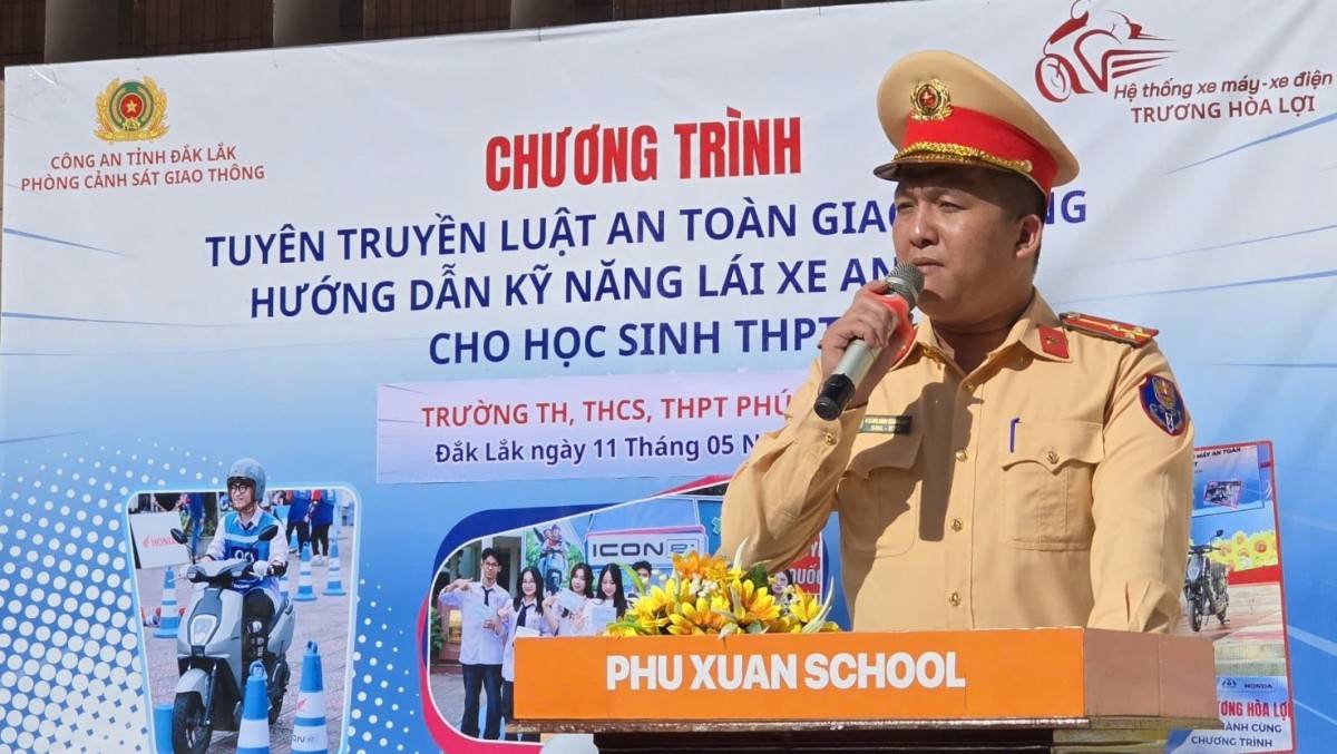 Thượng úy Hoàng Đình Quang Huy - Đội CSGT đường bộ số 1,  Phòng CSGT Công an tỉnh Đắk Lắk tuyên truyền kiến thức pháp luật về TTATGT cho học sinh.