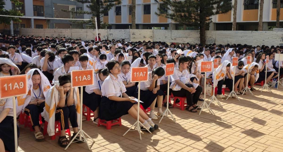 Các em học sinh tham dự buổi tuyên truyền, tìm hiểu pháp luật về TTATGT