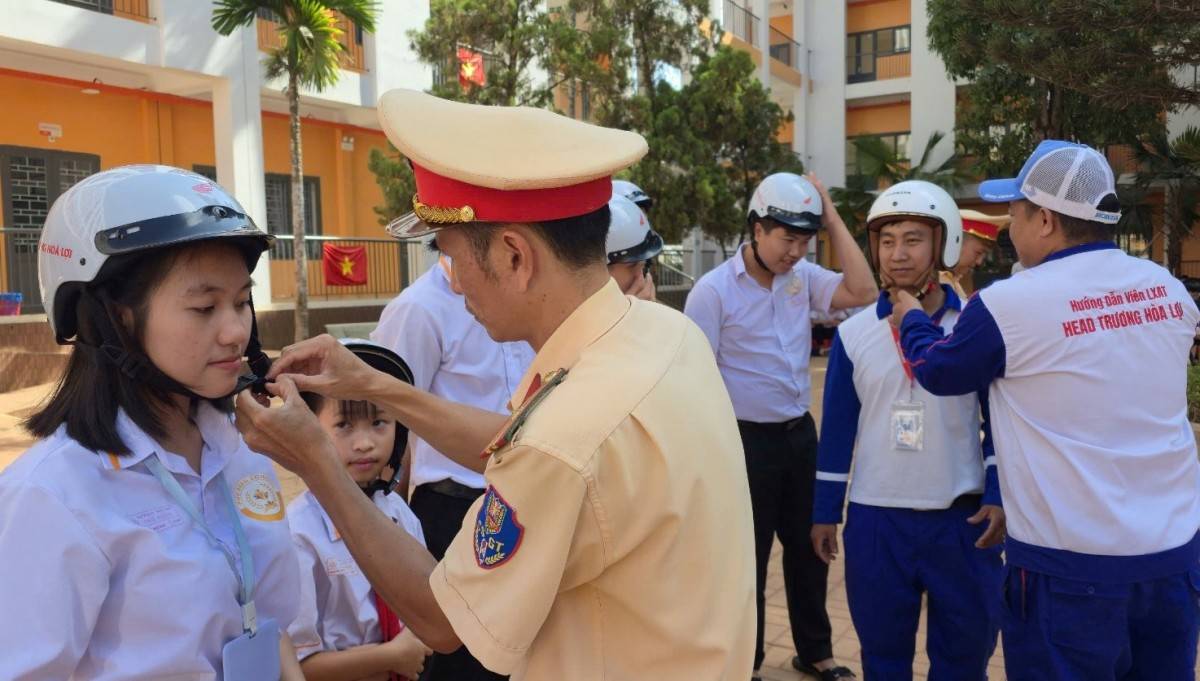 Học sinh được hướng dẫn sử dụng mũ bảo hiểm đúng cách  khi điều khiển phương tiện tham gia giao thông
