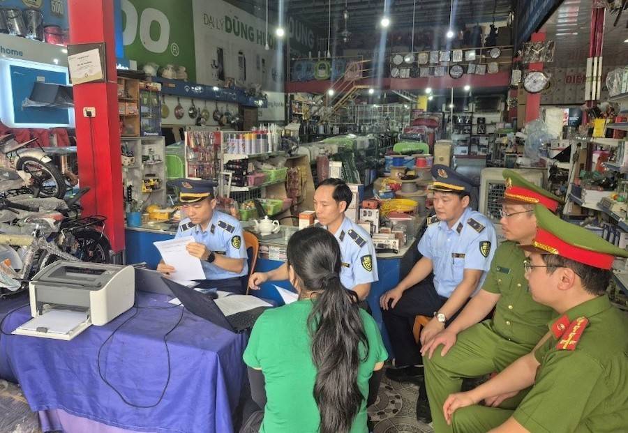 Đội quản lý thị trường số 8 (thuộc Chi cục quản lý thị trường tỉnh Nghệ An) đã ban hành quyết định xử phạt vi phạm hành chính đối với 1 hộ kinh doanh có địa chỉ tại xóm 3, xã Hạnh Lâm, tỉnh Nghệ An về hành vi buôn bán hàng hóa giả mạo nhãn hiệu. Đồng thời, buộc tiêu hủy hàng vi phạm theo quy định. 