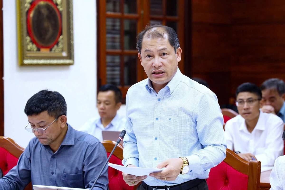 Ông Trần Tiến Đông, Giám đốc Ban A báo cáo việc chậm tiến độ thi công  và giải ngân vốn các dự án được giao, chủ yếu là do vướng giải phóng mặt bằng.  