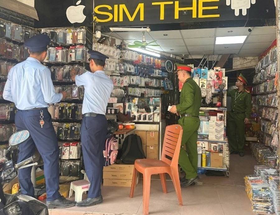 Đội quản lý thị trường số 5 (thuộc Chi cục quản lý thị trường tỉnh Nghệ An) đã ban hành quyết định xử phạt vi phạm hành chính đối với 1 hộ doanh có địa chỉ tại xóm 3 thị trấn, xã Đô Lương, tỉnh Nghệ An về hành vi buôn bán hàng giả mạo nhãn hiệu ‘SAMSUNG”. Đồng thời, buộc tiêu hủy toàn bộ số hàng vi phạm.