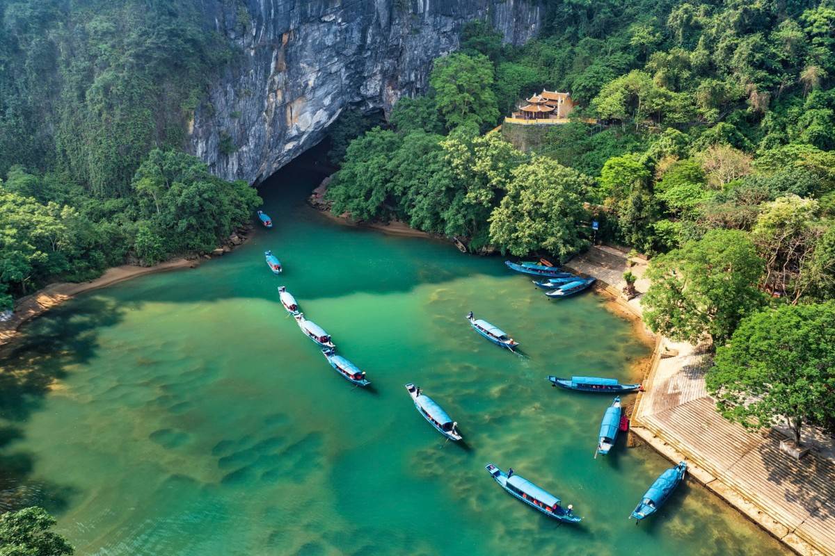 Đường vào Động Phong  Nha