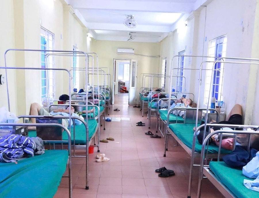 Vào trung tuần tháng 4 vừa qua, hàng chục người ở xã Diễn Châu lần lượt nhập viện điều trị với các triệu chứng nôn ói, chóng mặt, tiêu chảy… sau khi ăn bánh mỳ mua tại tiệm bánh mỳ Quỳnh. Kết quả xét nghiệm trên các mẫu bệnh phẩm đã chỉ ra vi khuẩn Salmonella là tác nhân gây ra vụ ngộ độc 