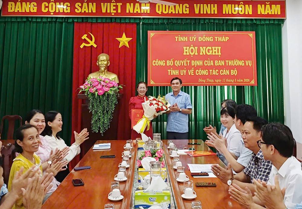 Phó Bí thư Tỉnh ủy Nguyễn Văn Mười trao Quyết định của Ban Thường vụ Tỉnh ủy cho bà Đỗ Thị Thanh Trang