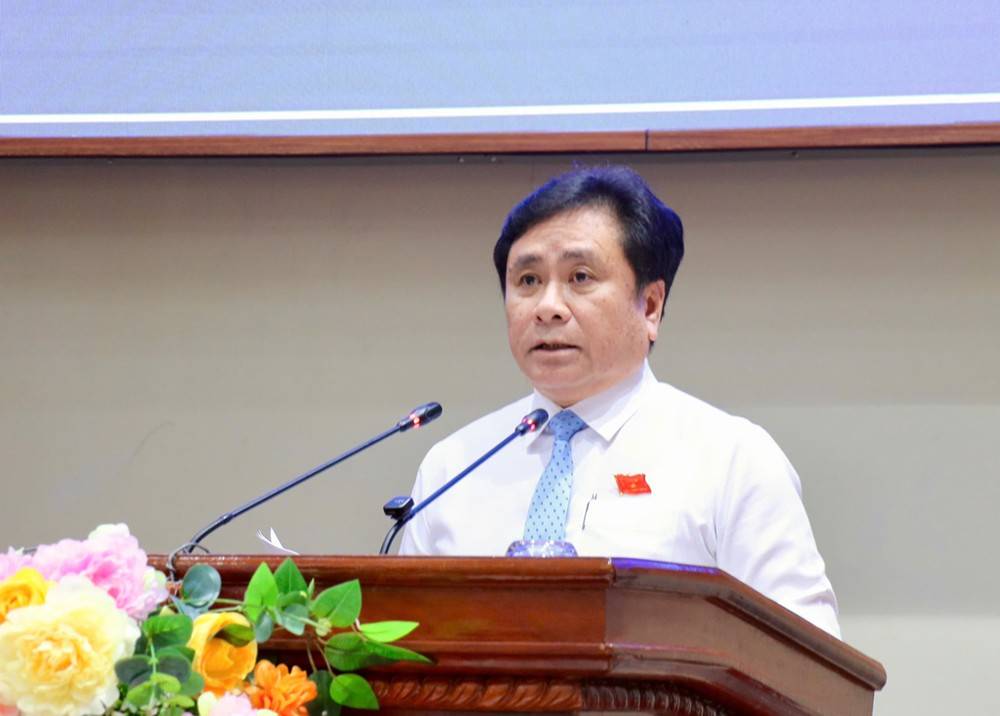 Ông Trần Văn Dũng - Phó Chủ tịch Thường trực Ủy ban nhân dân tỉnh trình bày Tờ trình dự thảo Nghị quyết về việc thông qua điều chỉnh Quy hoạch tỉnh Đồng Tháp thời kỳ 2021 - 2030, tầm nhìn đến năm 2050