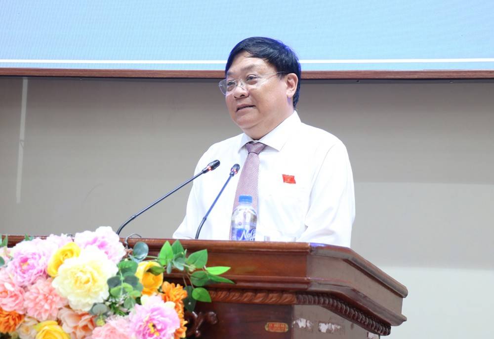 Chủ tịch Ủy ban nhân dân tỉnh Phạm Thành Ngại làm rõ các nội dung còn ý kiến khác nhau và các ý kiến thảo luận tại Tổ của đại biểu Hội đồng nhân dân tỉnh đối với các nội dung Ủy ban nhân dân tỉnh trình kỳ họp
